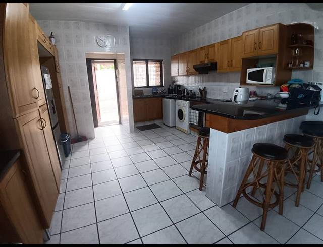 3 BEDROOM APARTMENT FOR SALE IN UVONGO BEACH